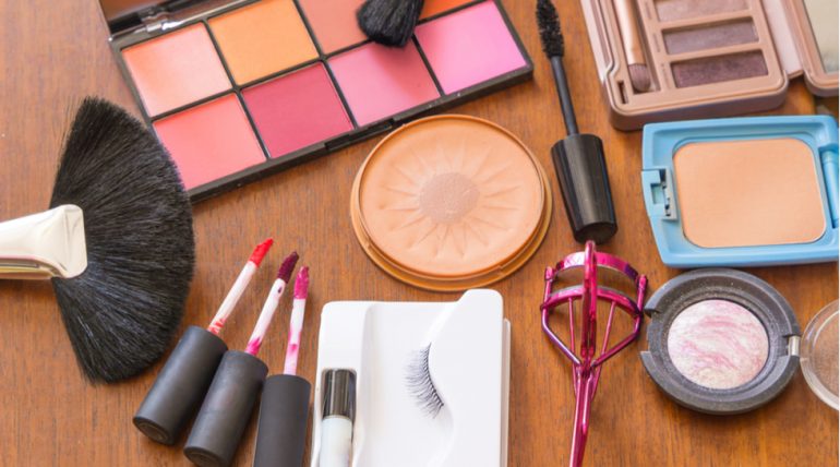 Cum să arăți mai tânără cu un singur produs de makeup